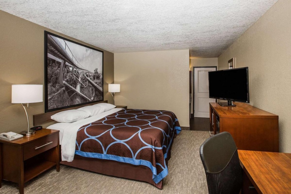 Super 8 by Wyndham Altoona Image 11