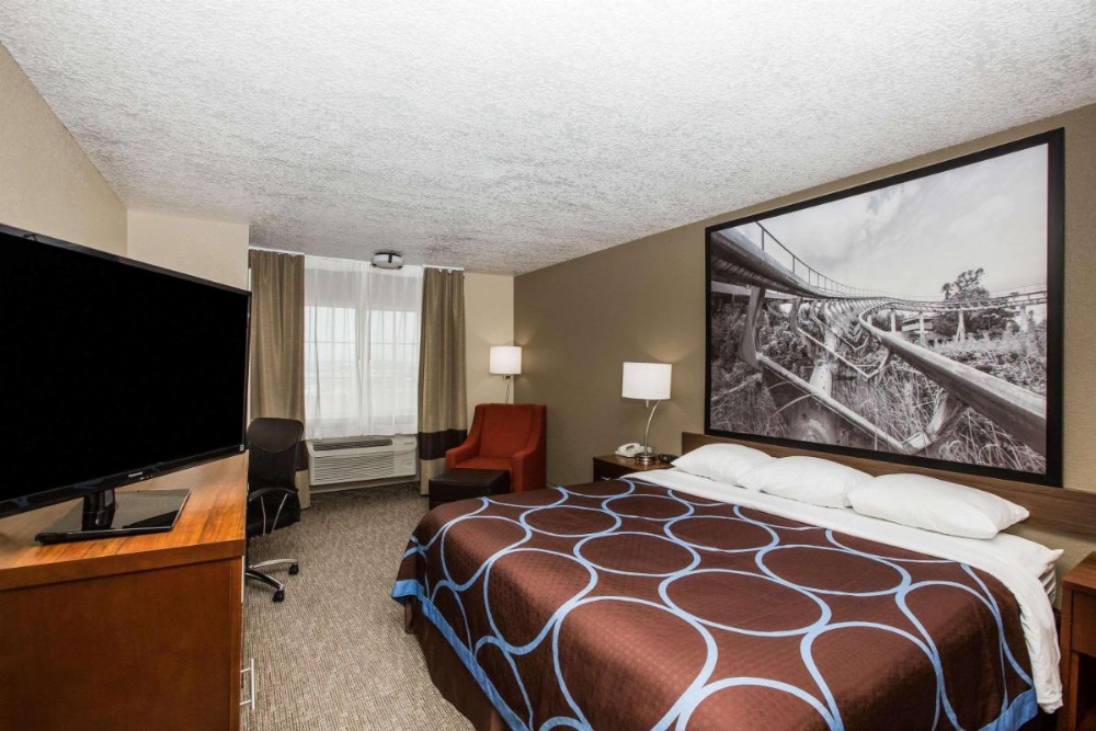Super 8 by Wyndham Altoona Image 12