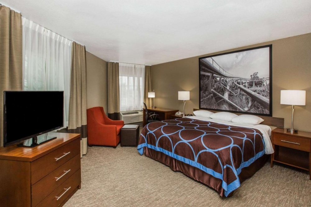 Super 8 by Wyndham Altoona Image 15