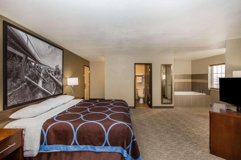 Super 8 by Wyndham Altoona Image 16