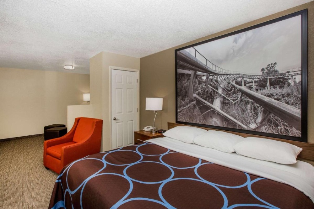 Super 8 by Wyndham Altoona Image 17
