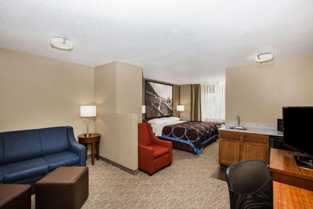 Super 8 by Wyndham Altoona Image 28