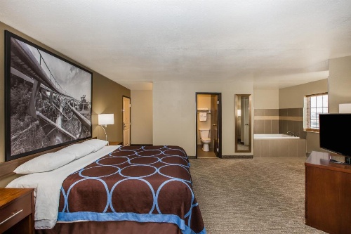 Super 8 by Wyndham Altoona image 36